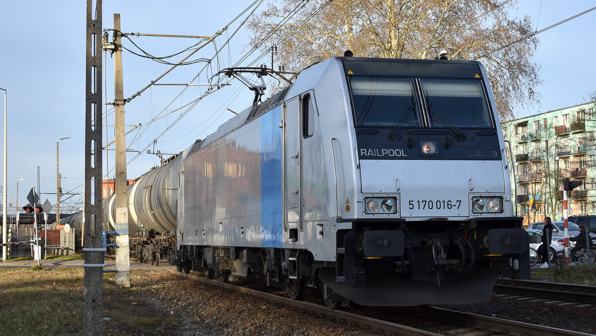 ORLEN Kolej sp. z o.o., Gdańsk [PL] mit der geleasten Railpool Lok  5 170 016-7  [NVR-Nummer: 91 51 5170 016-7 PL-Rpool] und einem Kesselwagenzug (Roherdöl) Höhe Bahnhof Kostrzyn nad Odrą (Polen) am 05.03.25 