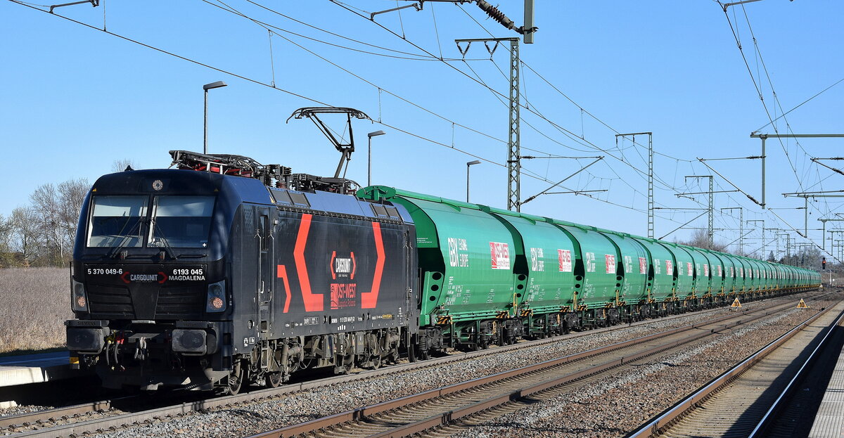 Ost-West Logistic Poland Sp. z o.o., Warszawa [PL] mit der polnischen Cargounit Vectron  5 370 049-6 Name;  MAGDALENA  [NVR-Nummer: 91 51 5370 049-6 PL-ID] und einem Getreidezug