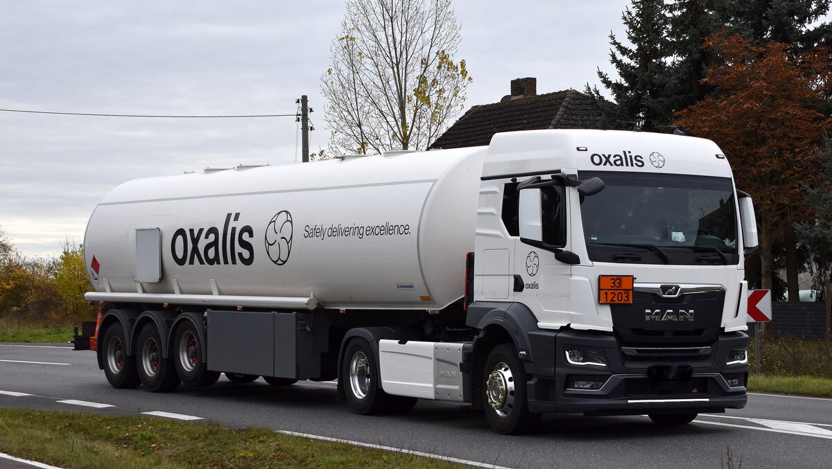 Oxalis Logistik GmbH  Deutschland mit einem Tank-Sattelzug mit MAN TGX Zugmaschine für die  Befüllung mit Benzin siehe UN-Nr.: 33/1203 am 04.11.25 Bahnübergang Bahnhof Rodleben.