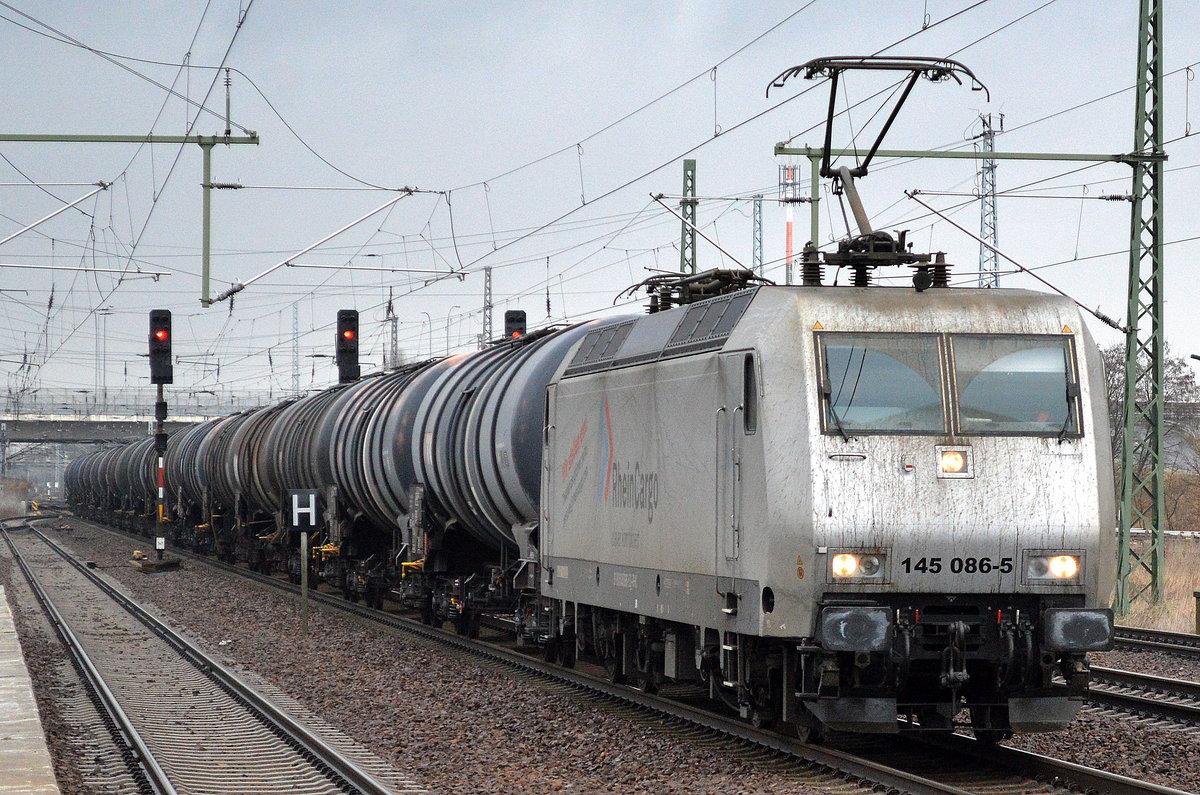 Passend zum typischen Schmuddel-Winterwetter in Berlin jetzt zum Jahresanfang die völlig verschmutzte RHC 145 086-5 mit Kesselwagenzug (Benzin) am 02.01.17 Bf. Flughafen Berlin-Schönefeld.