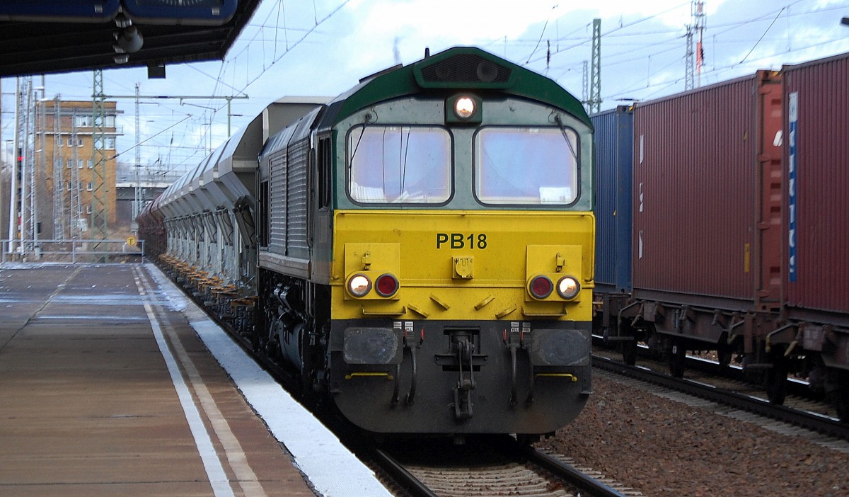 PB18 (266 022-3) von ITL mit Leerzug Schüttgutwagen bei der Durchfahrt im Bhf. Flughafen Berlin-Schönefeld, 07.12.13