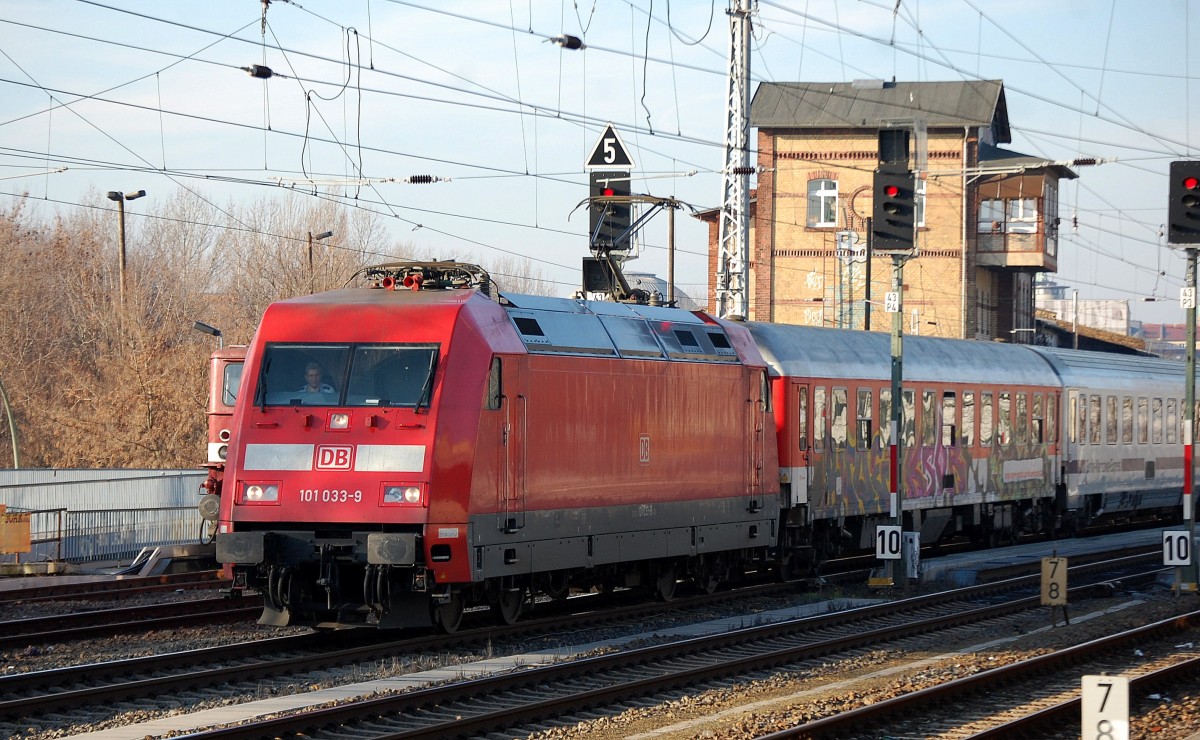 PbZ mit 101 033-9 am 13.12.13 Berlin Greifswalder Str. Richtung Berlin-Lichtenberg.