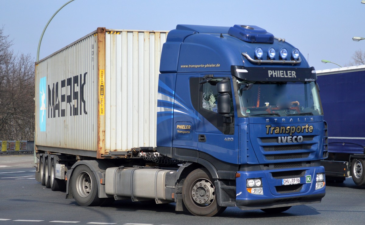 PHIELER TRANSPORTE mit einer IVECO STRALIS 420 Zugmaschine mit Containerträgerauflieger Richtung Berliner Westhafen am 14.03.14 Berlin-Beusselstr.