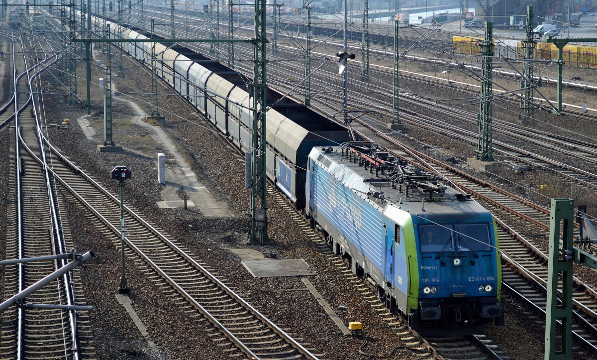 PKP Cargo EU45-804 mit langem Leerzug Schüttgutwagen am 20.03.15 Berlin-Putlitzbrücke.