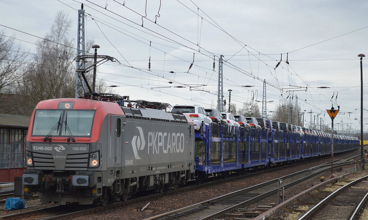 PKP Cargo EU46-502/193-502 mit PKW-Transportwagen mit einigen fabrikneuen Jeep und Fiat SUV, Geländewagen und Pickup Richtung Polen am 16.03.17 Berlin-Hirschgarten