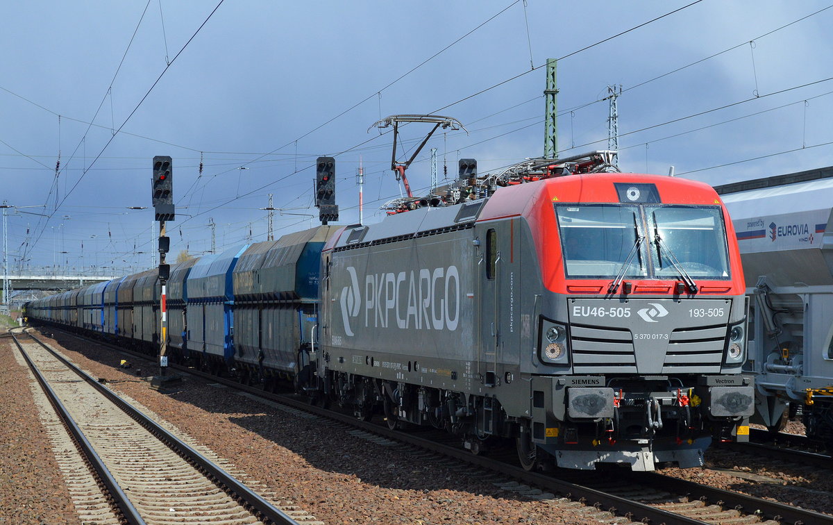 PKP Cargo EU46-505/193-505 mit Schüttgutwagenzug am 28.04.16 Bf. Flughafen Berlin-Schönefeld.