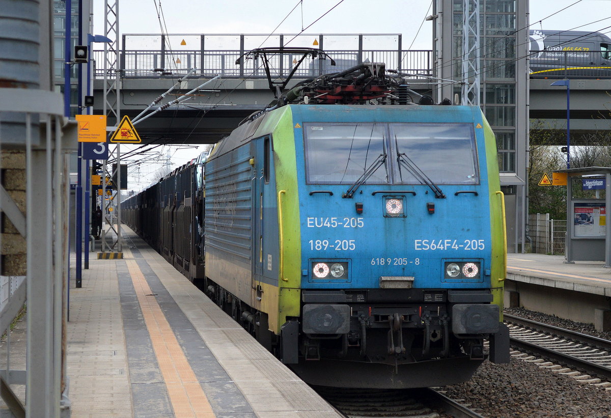 PKP Cargo mit EU45-205/189-205 und PKW-Transportzug am 06.04.16 Berlin-Hohenschönhausen.