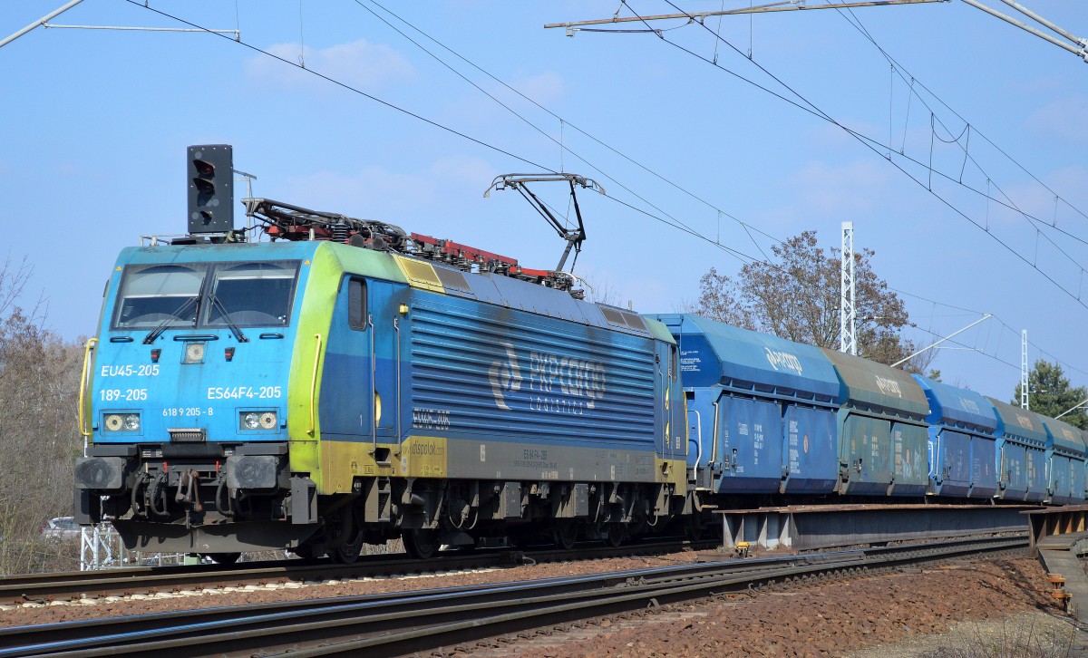 PKP Cargo mit EU45-205/189-205 und Schüttgutwagen am 09.03.16 Berlin-Wuhlheide.