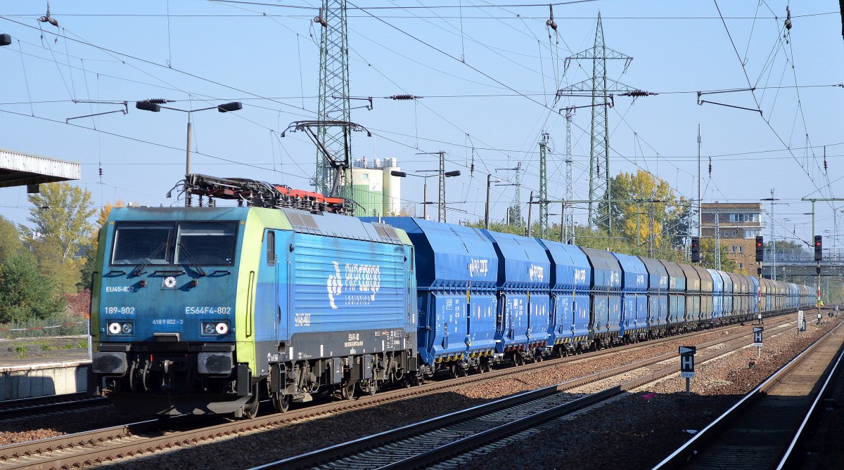 PKP Cargo mit EU45-802/189-802 mit Schüttgutwagenzug am 12.10.15 Durchfahrt Bhf. Flughafen Berlin-Schönefeld.