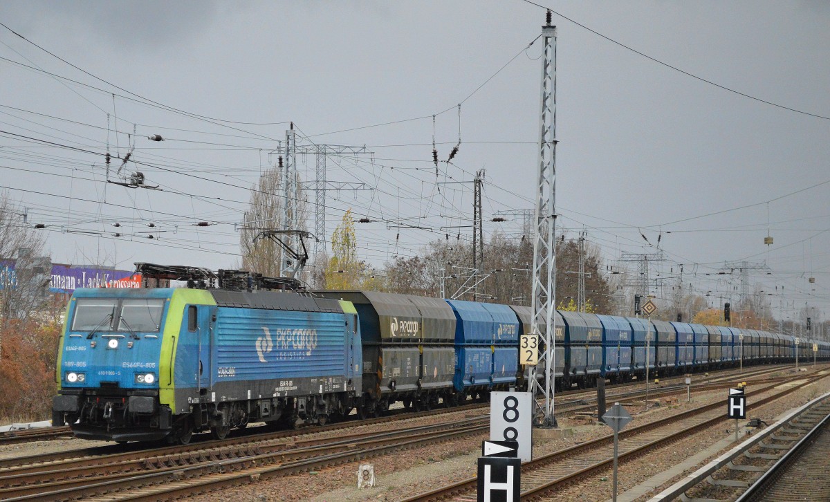 PKP Cargo mit EU45-805/189-805 mit Ganzzug Schüttgutwagen am 20.11.15 Berlin-Springpfuhl.