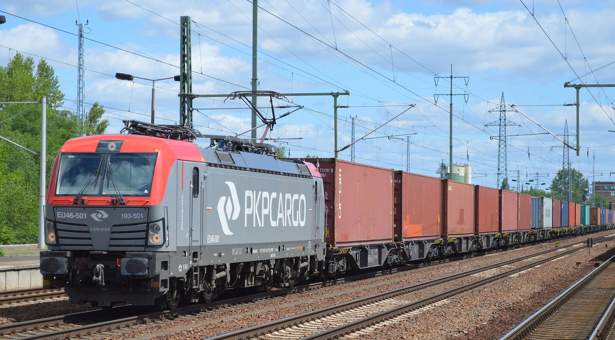 PKP Cargo mit EU46-501/193-501 und Containerzug am 04.07.17 Bf. Flughafen Berlin-Schönefeld.