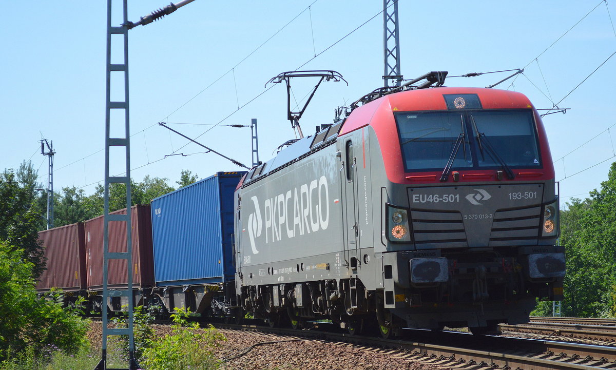 PKP Cargo mit EU46-501/193-501 und Containerzug am 19.07.17 Berlin-Wuhlheide.