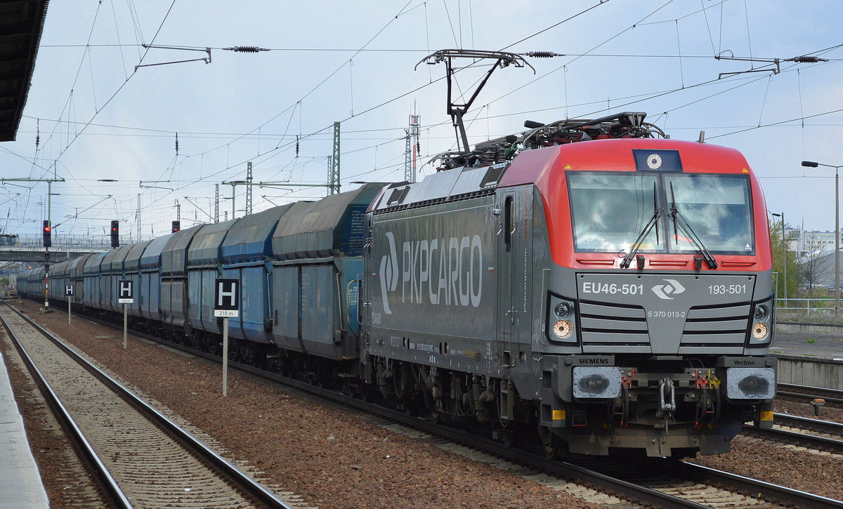 PKP Cargo mit EU46-501/193-501 und einem Kohlezug am 18.04.17 Durchfahrt Bf. Flughafen Berlin-Schönefeld.