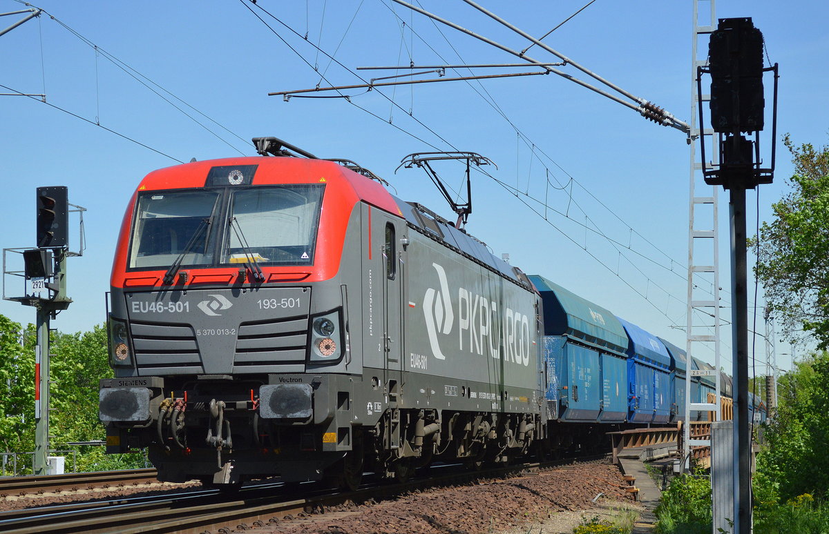 PKP Cargo mit EU46-501/193-501 mit Schüttgutwagenzug (leer) Richtung Polen am 18.05.17 Berlin-Wuhlheide.