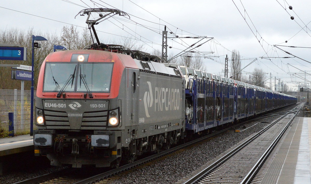 PKP Cargo mit Eu46-501/193-501 mit PKW-Transportzug (fabrikneue FIAT 500 aus polnischer Produktion) am 05.12.17 Bf. Berlin-Hohenschönhausen.