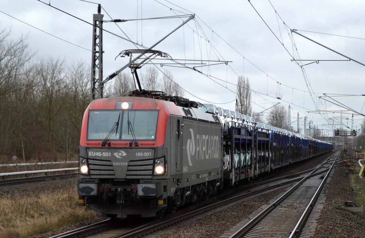 PKP Cargo mit der EU46-501/193-501 und PKW-Transportzug (FIAT 500 aus polnischer Produktion) am 25.01.18 Berlin-Hohenschönhausen.