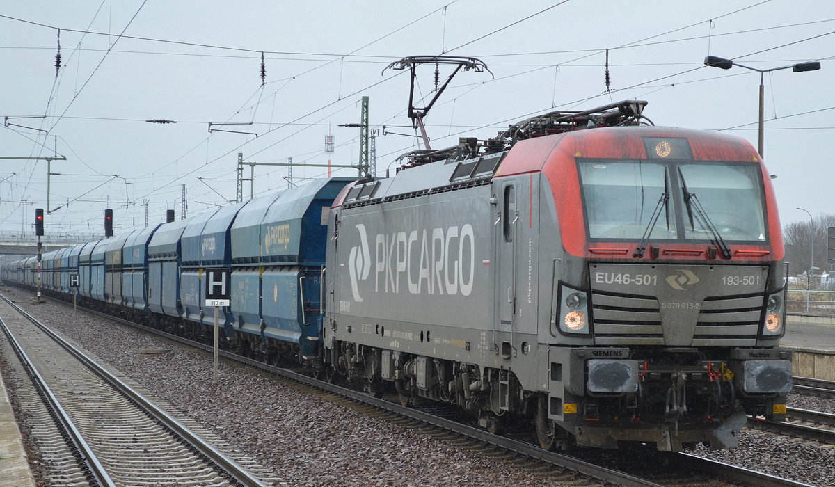 PKP Cargo mit EU46-501/193-501 und Schüttgutwagenzug am 29.03.17 Bf. flughafen Berlin-Schönefeld.