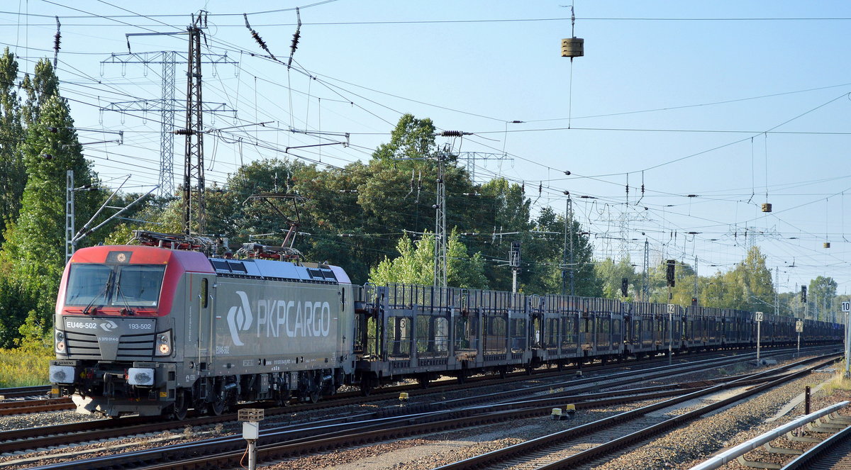 PKP Cargo mit EU46-502/193-502 und einem Leerzug PKW-Transportwagen am 08.09.16 Berlin-Springpfuhl.