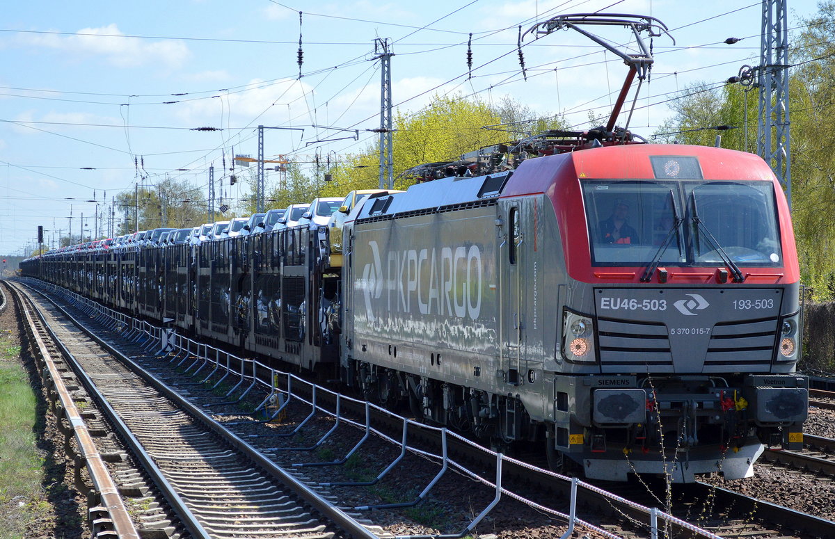 PKP Cargo mit EU46-503/193-503 und einem PKW-Transportzug mit verschiedenen in Polen produzierten Vauxhall PKW-Modellen am 22.04.16 Berlin-Hirschgarten.
