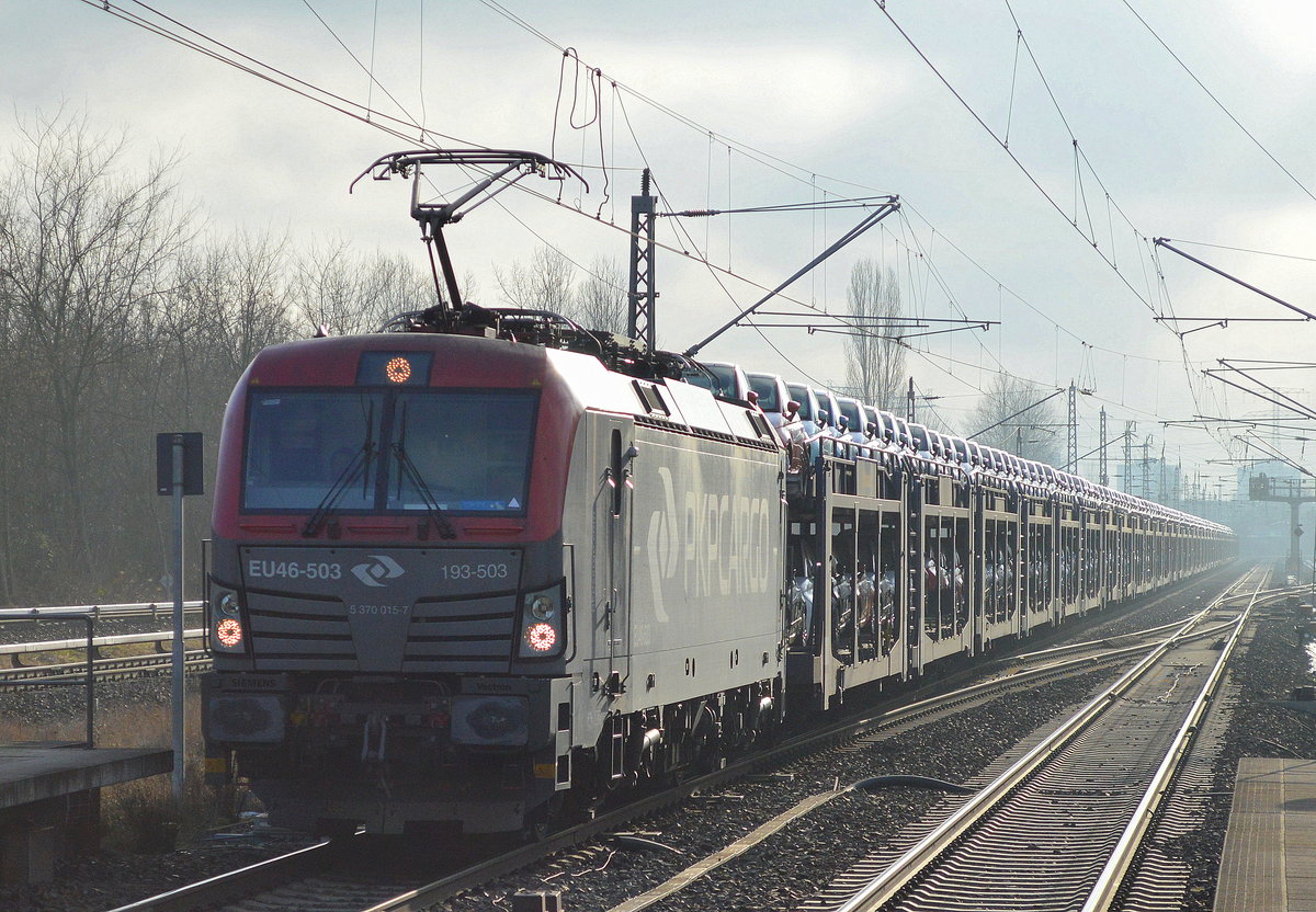 PKP Cargo mit EU46-503/193-503 mit PKW-Transportzug (FIAT 500 aus polnischer Produktion) am 26.01.17 Durchfahrt Bf. Berlin-Hohenschönhausen.