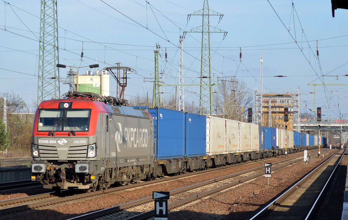 PKP Cargo mit EU46-504/193-504 und Containerzug am 07.12.17 Bf. Flughafen Berlin-Schönefeld.