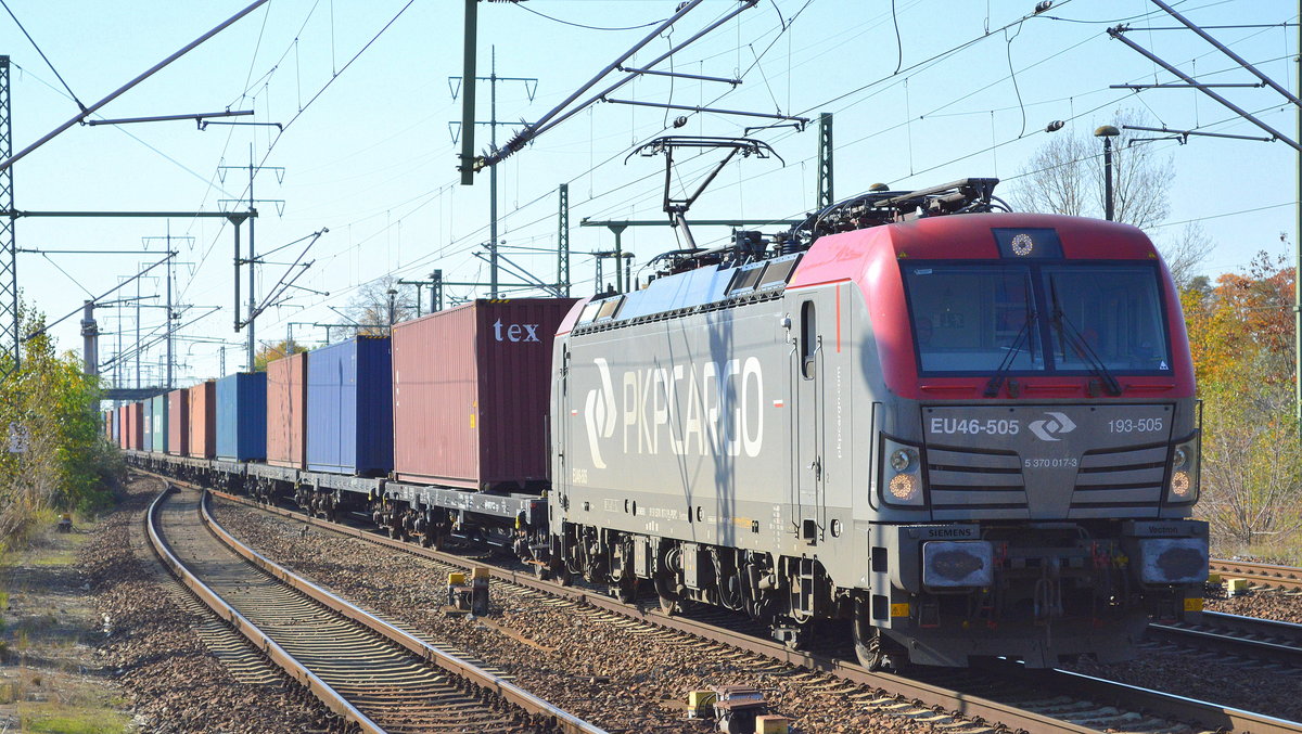 PKP Cargo mit EU46-505/193-505 und Containerzug Richtung Polen am 16.10.17 Bf. Flughafen Berlin-Schönefeld.