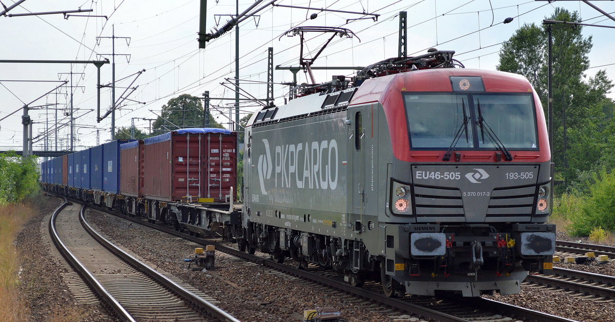 PKP Cargo mit EU46-505/193-505 und einem Containerzug am 28.07.16 Bf. Flughafen Berlin-Schönefeld.