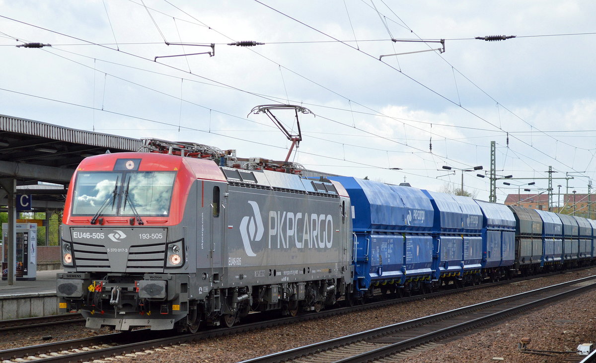 PKP Cargo mit EU46-505/193-505 und Ganzzug Schüttgutwagen am 19.04.16 Durchfahrt Bhf. Flughafen Berlin-Schönefeld.