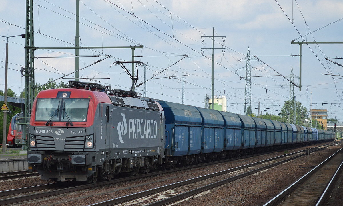 PKP Cargo mit EU46-505/193-505 und Kohlezug am 28.06.17 Durchfahrt Bf. Flughafen Berlin-Schönefeld.