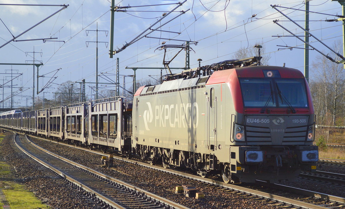 PKP Cargo mit der EU46-505/193-505 und PKW-Transportzug (halbvoll mit fabrikneuen Jeep SUV und Geländewagen-Modellen am 04.12.17 BF. Flughafen Berlin-Schönefeld.