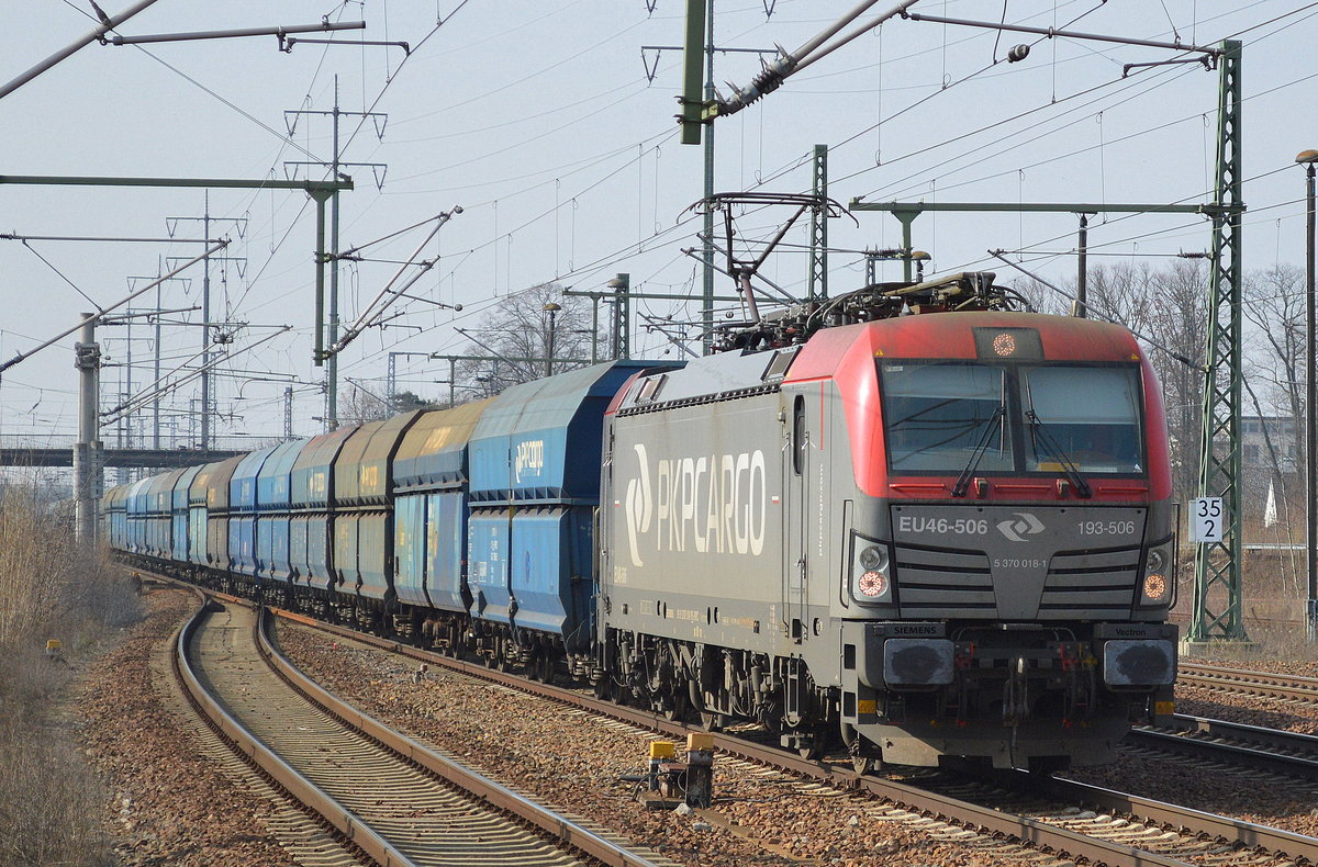 PKP Cargo mit EU46-506/193-506 und Schüttgutwagenzug am 13.03.17 Bf. Flughafen Berlin-Schönefeld. 