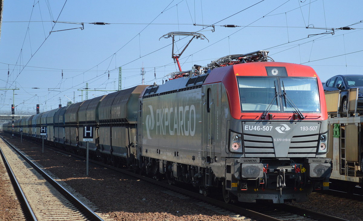 PKP Cargo mit der EU46-507/193-507 und Ganzzug Schüttgutwagen am 14.09.16 Bf. Flughafen Berlin-Schönefeld.
