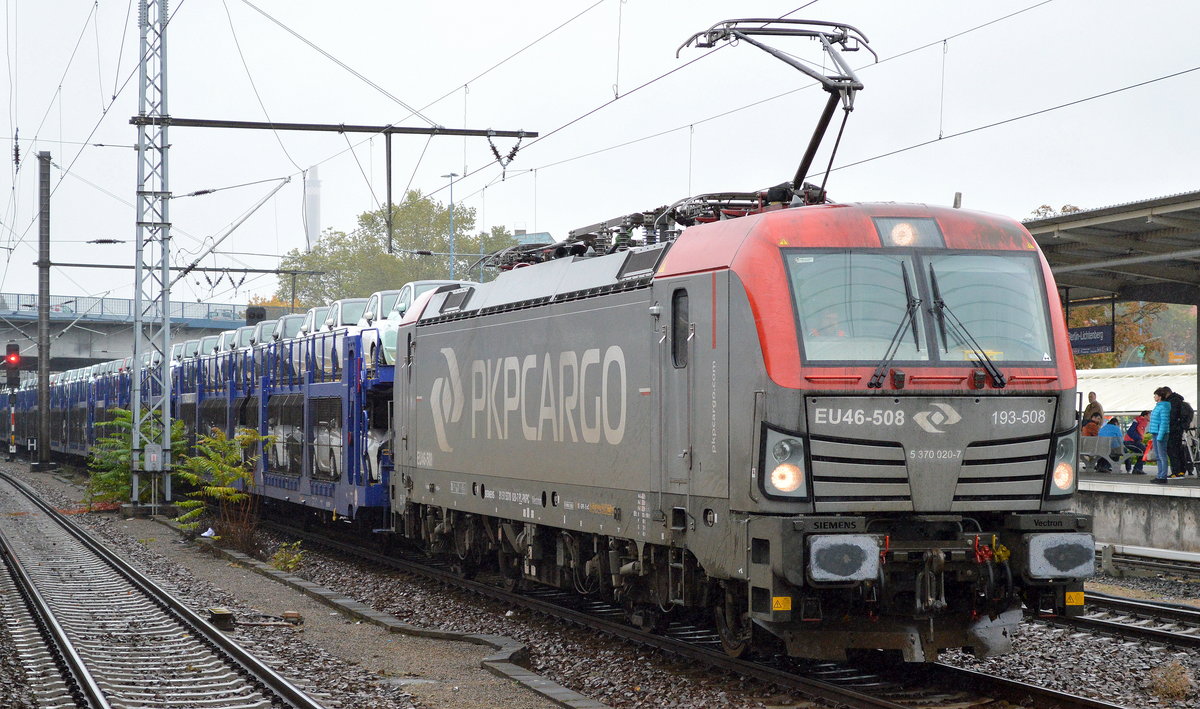 PKP Cargo mit EU46-508/193-508 und einem PKW-Transportzug fabrikneuer FIAT 500 aus polnischer Produktion am 11.10.17 Durchfahrt Bf. Berlin-Lichtenberg.