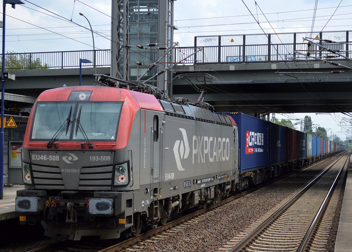 PKP cargo mit der EU46-508/193-508 mit Containerzug am 02.08.17 Bf. Berlin-Hohenschönhausen.