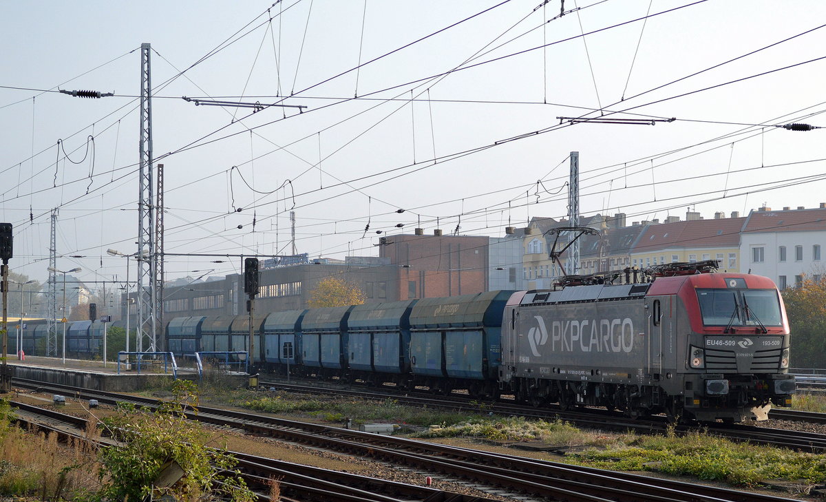 PKP Cargo mit EU46-509/193-509 und Kohlezug am 18.10.17 Durchfahrt Bf. Berlin-Lichtenberg.
