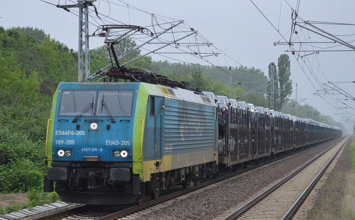 PKP Cargo mit der MRCE Dispo EU45-205/198-205 mit PKW-Transportzug fabrikneuer Vauxhall Astra am 26.05.16 Berlin-Hohenschönhausen.