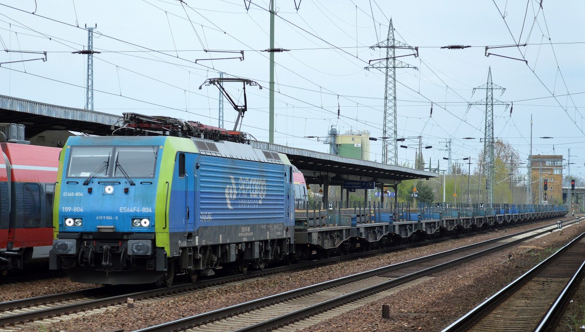 PKP-Cargo mit MRCE Dispolok 189-804/EU45-804 mit Ganzzug ponischer Drehgestell-Flachwagen mit Stahlbrammen beladen bei der Durchfahrt Bhf. Flughafen Berlin-Schönefeld, 11.04.14
