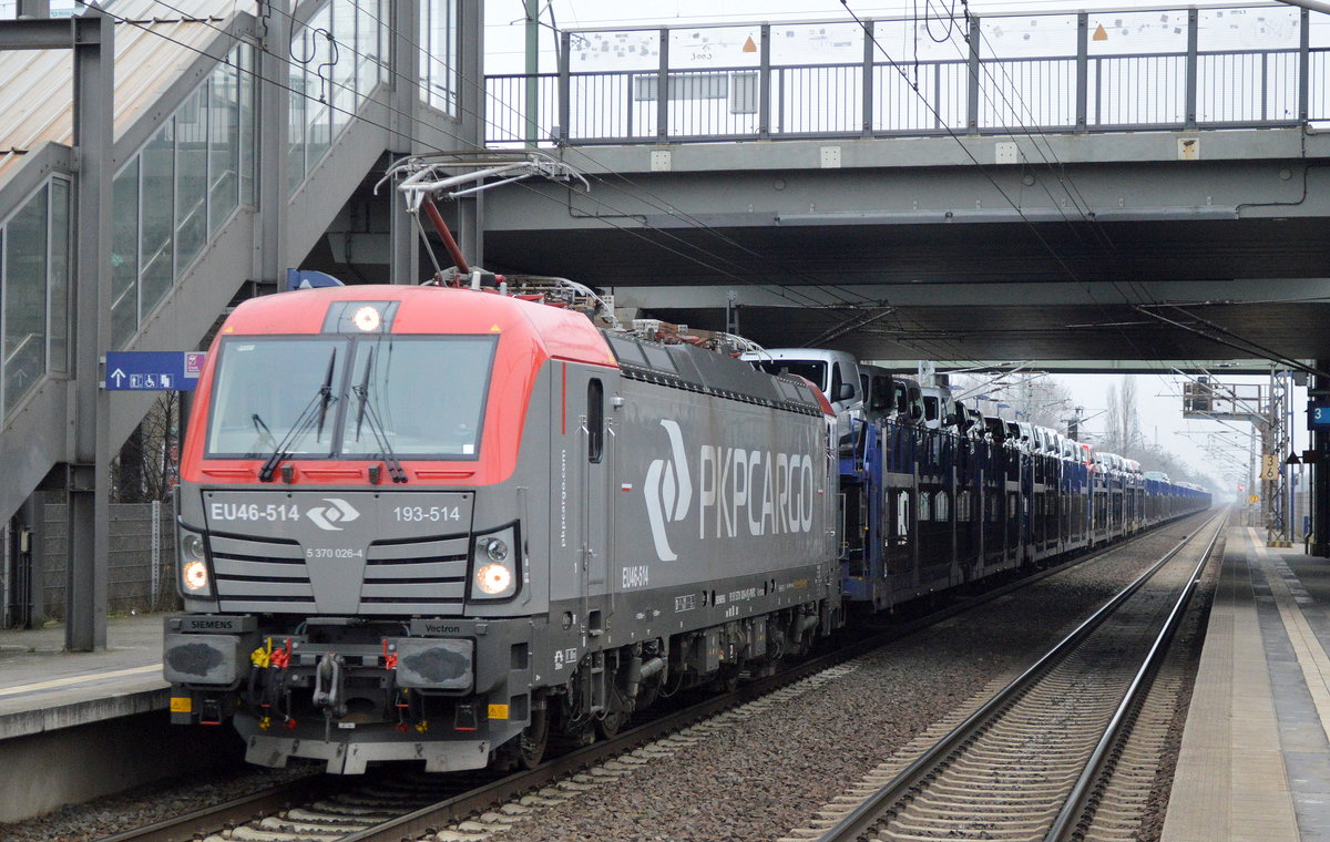 PKP Cargo mit der recht neuen EU46-514/193-514 (91 51 5370 026-4 PL-PKPC) mit PKW-Transportzug (einige FORD-Modelle) am 23.01.18 Durchfahrt Bf. Berlin-Hohenschönhausen.