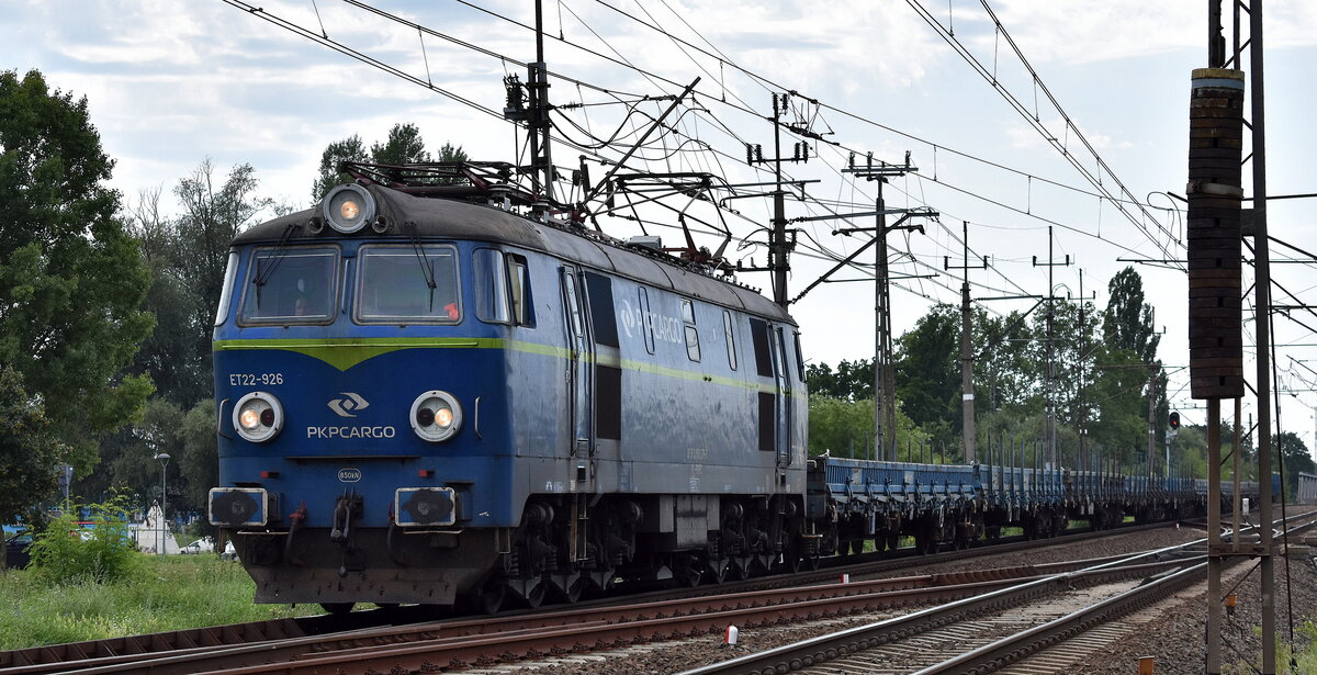 PKP CARGO S.A. mit ihrer  ET22-926  (NVR:  91 51 3 150 271-7 PL-PKPC ) und einigen Drehgestell-Flachwagen (leer) am 13.08.25 Höhe Bahnhof Kostrzyn nad Odrą.