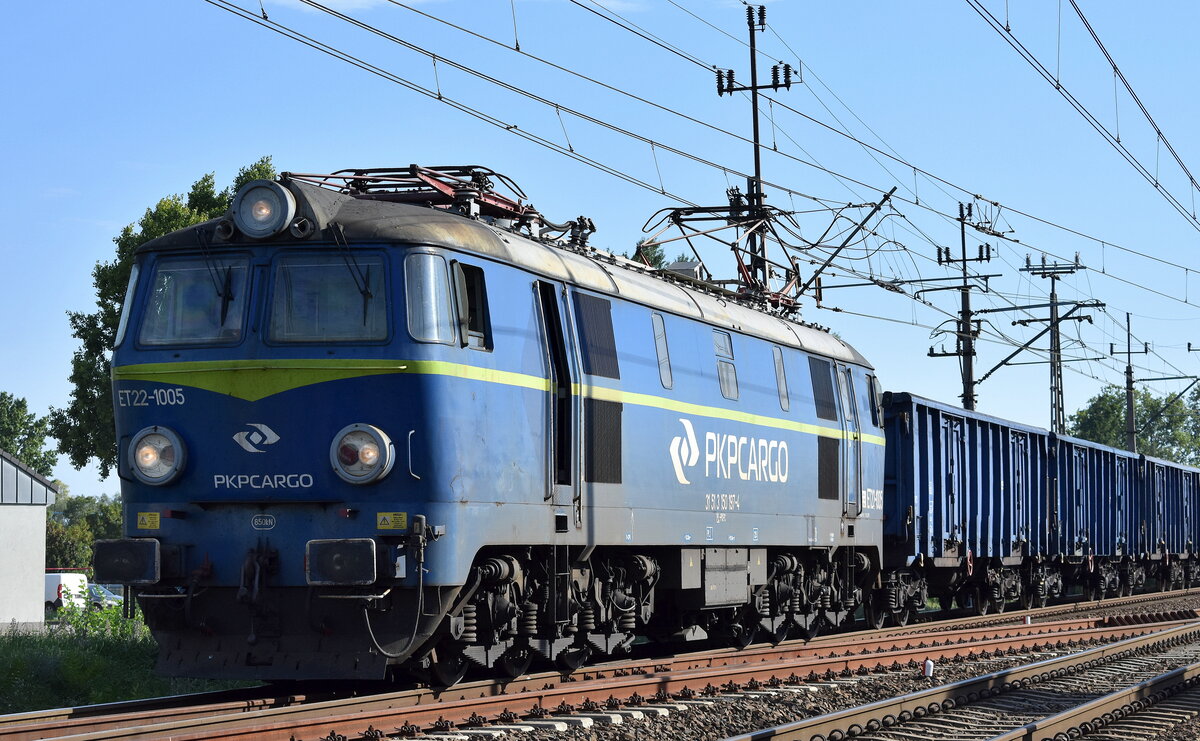PKP CARGO S.A. mit ihrer  ET22-1005  (NVR:  91 51 3 150 197-4 PL-PKPC ) und einem Ganzzug tschechischer Drehgestell-Hochbordwagen am 13.08.25 Höhe Bahnhof Kostrzyn nad Odrą.