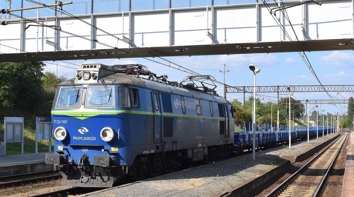 PKP CARGO S.A. mit ihrer  ET22-1107  (NVR:  91 51 3 150 089-2 PL-PKPC ) und einem Ganzzug Drehgestell-Flachwagen (leer) bei der Durchfahrt Bahnhof Kostrzyn nad Odrą am 09.09.25