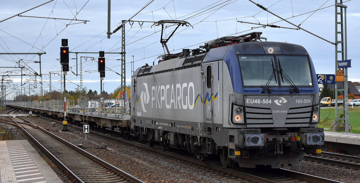  PKP CARGO S.A., Warszawa [PL] mit ihrer Vectron  EU46-504  [NVR-Nummer: 91 51 5370 016-5 PL-PKPC] und einem Ganzzug BLG Nutzfahrzeug-Transportwagen (leer) am 04.11.25 Höhe Bahnhof Rodleben.