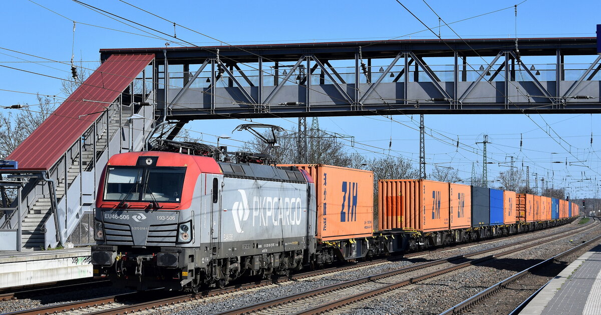 PKP CARGO S.A., Warszawa [PL]  mit ihrer  EU46-506  [NVR-Nummer: 91 51 5370 018-1 PL-PKPC] und einem Containerzug am 03.04.25 Höhe Bahnhof Saarmund.