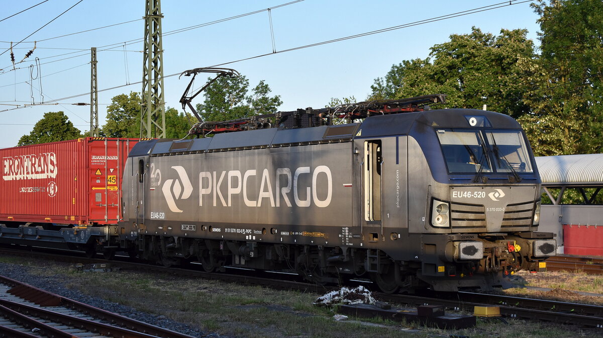 PKP CARGO S.A., Warszawa [PL] mit ihrer Vectron EU46-520  [NVR-Nummer: 91 51 5370 033-0 PL-PKPC] und einem KLV-Zug am 20.02.25 Höhe Bahnhof Stendal Hbf.