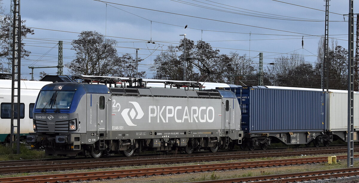 PKP CARGO S.A., Warszawa [PL] mit ihrer  EU46-501  [NVR-Nummer: 91 51 5370 013-2 PL-PKPC] und einem Containerzug aus Polen kommend am 01.12.25 Höhe Bahnhof Frankfurt/Oder.