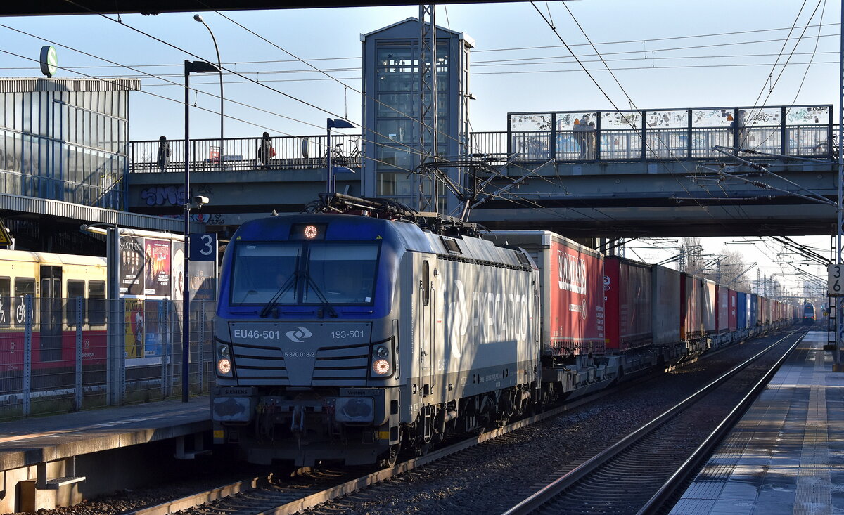 PKP CARGO S.A., Warszawa [PL] mit ihrer Vectron  EU46-501  [NVR-Nummer: 91 51 5370 013-2 PL-PKPC] und einem KLV-Zug am 17.12.25 Durchfahrt Bahnhof Berlin-Hohenschönhausen.