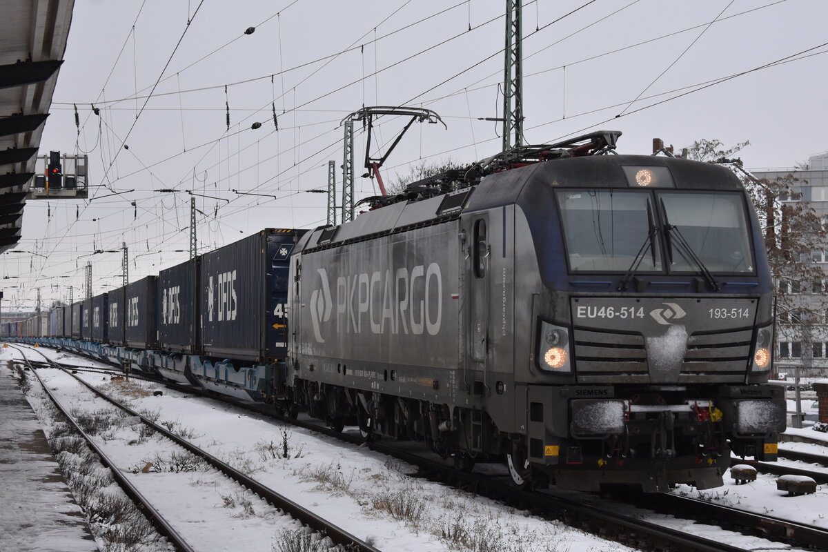 PKP CARGO S.A., Warszawa [PL] mit ihrer Vectron  EU46-514  [NVR-Nummer: 91 51 5370 026-4 PL-PKPC] und einem KLV-Zug am 29.01.26 Höhe Bahnhof Magdeburg Neustadt.