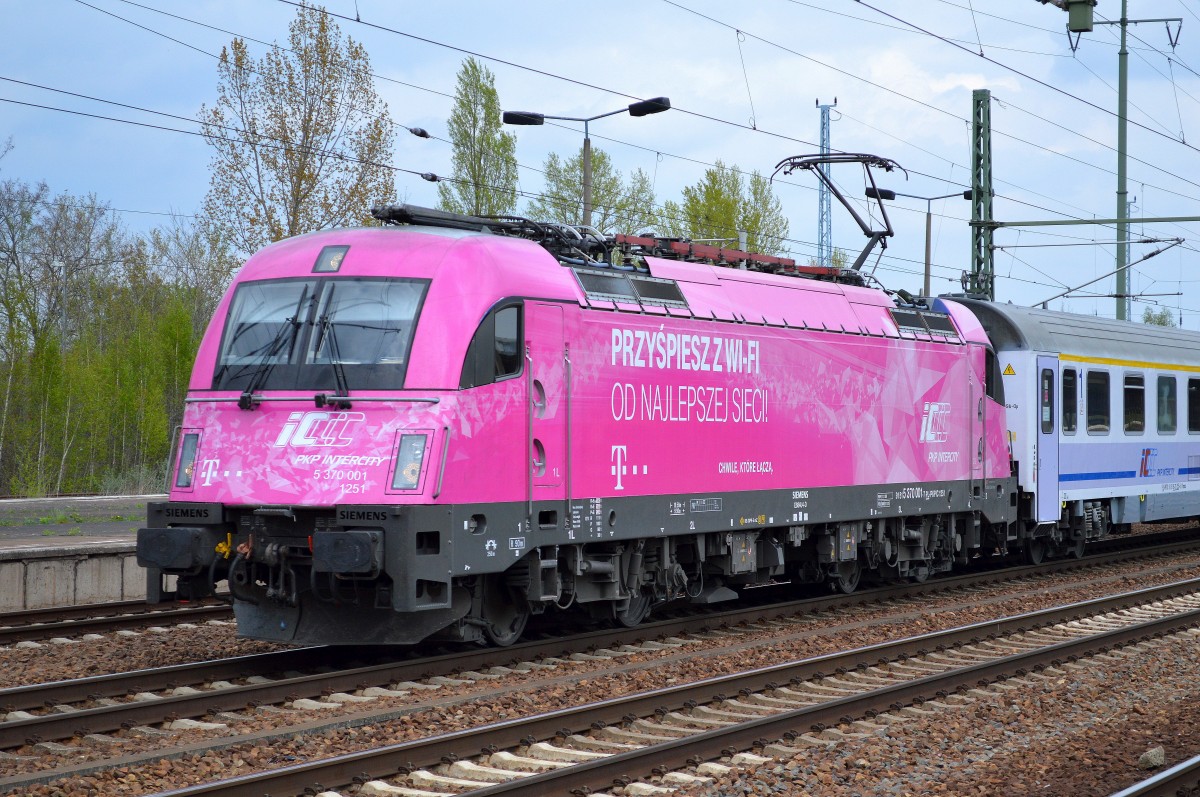 PKP IC Husarz 5 370 001 aufgrund von Bauarbeiten mit EC bei der Durchfahrt im Bhf. Flughafen Berlin-Schönefeld.