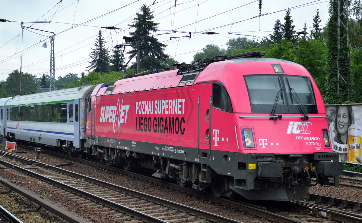 PKP IC mit dem EC aus Warschau mit dem Husarz 5 370 003 am 10.07.17 Richtung Berlin Zentrum, Berlin-Hirschgarten. 