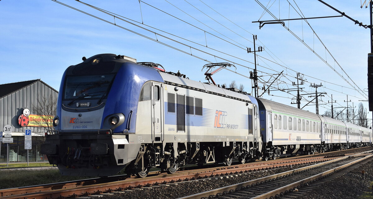 PKP Intercity spółka z o.o., Warszawa [PL] mit der newag Griffin   EU 160-004  [NVR-Number: 91 51 5170 091-0 PL-PKPIC] und einem IC-Zug kurz vor der Einfahrt Bahnhof Szczecin (Polen), 05.03.25